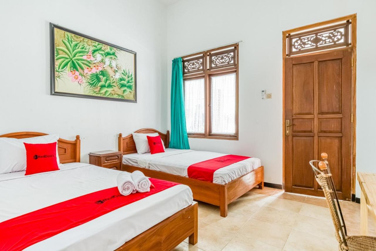 Hotel RedDoorz Syariah near Gor Ken Arok Malang Exterior foto
