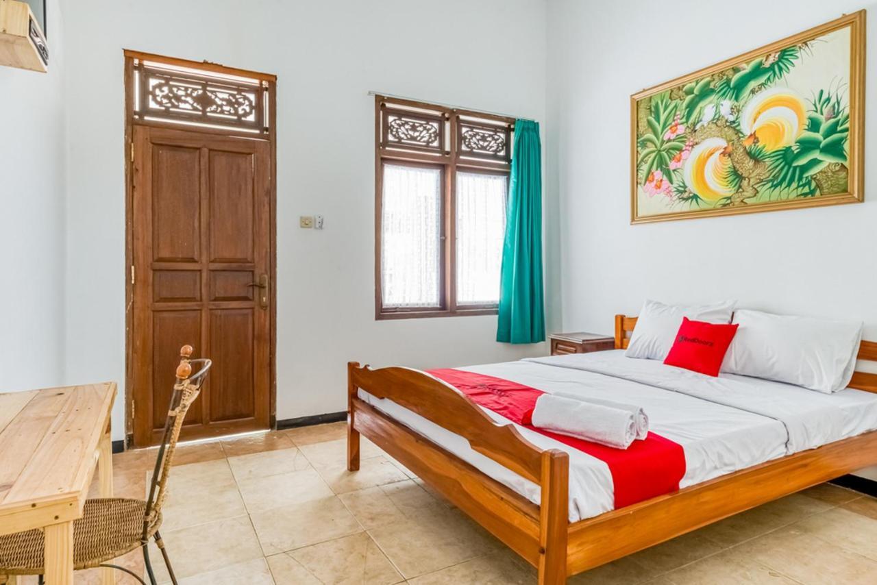 Hotel RedDoorz Syariah near Gor Ken Arok Malang Exterior foto