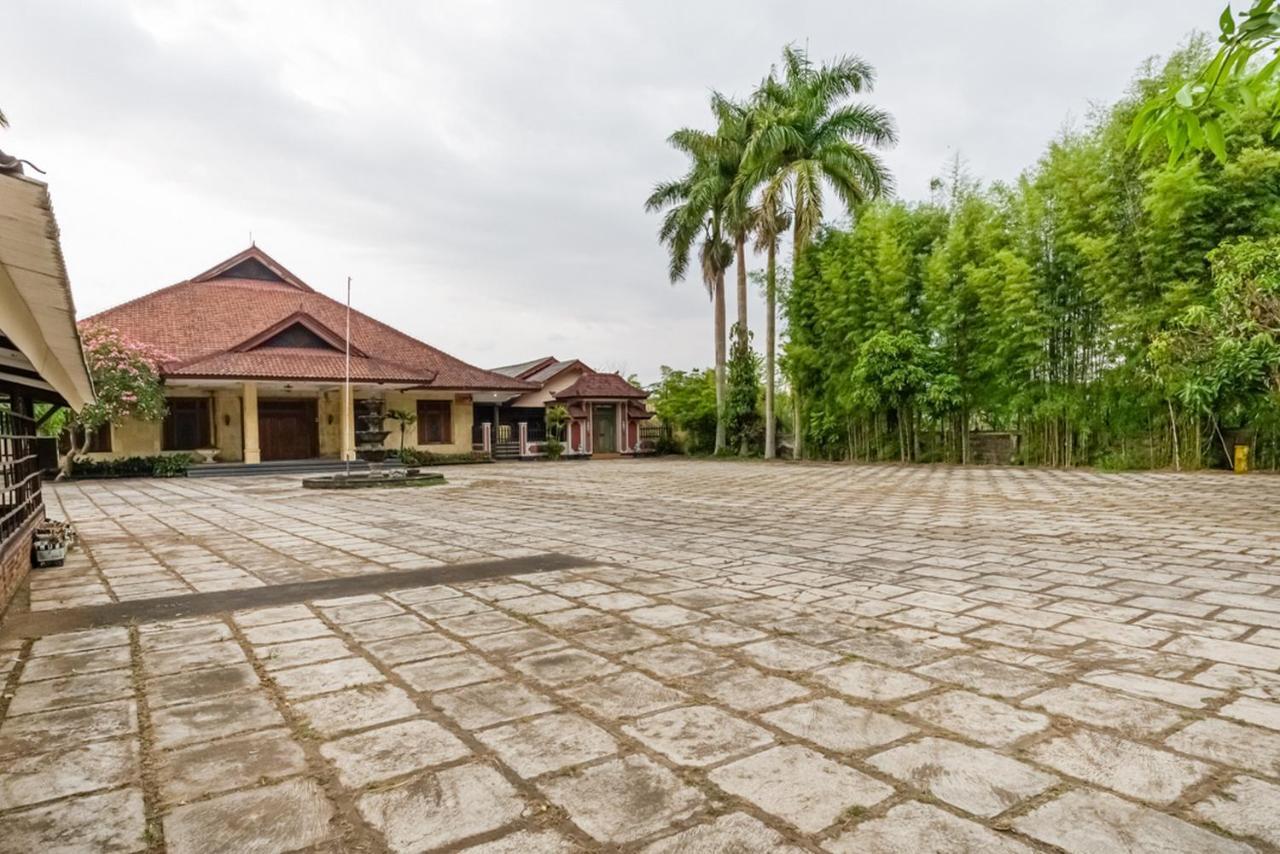 Hotel RedDoorz Syariah near Gor Ken Arok Malang Exterior foto
